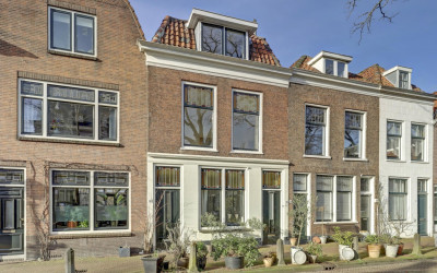 Achter de V. 60
